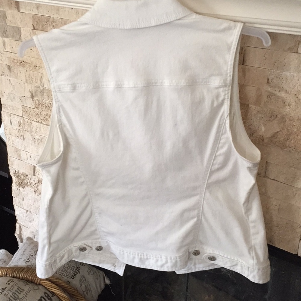 NWOT! Super Cute & Stylish Jean Jacket! 💗 - Picture 2 of 3